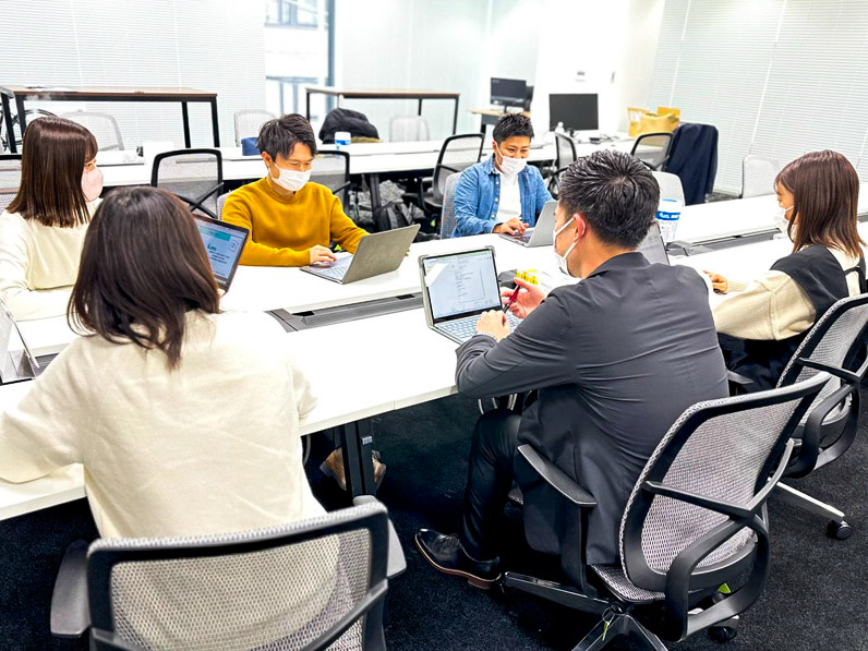 初のバックオフィス機能を集約させた本社を日本橋に設立。近くに260平米の研修施設＆品質管理センターも開設